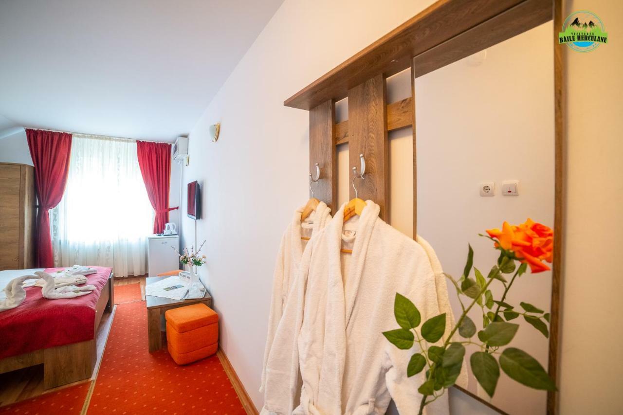 Pension Eden Băile Herculane エクステリア 写真